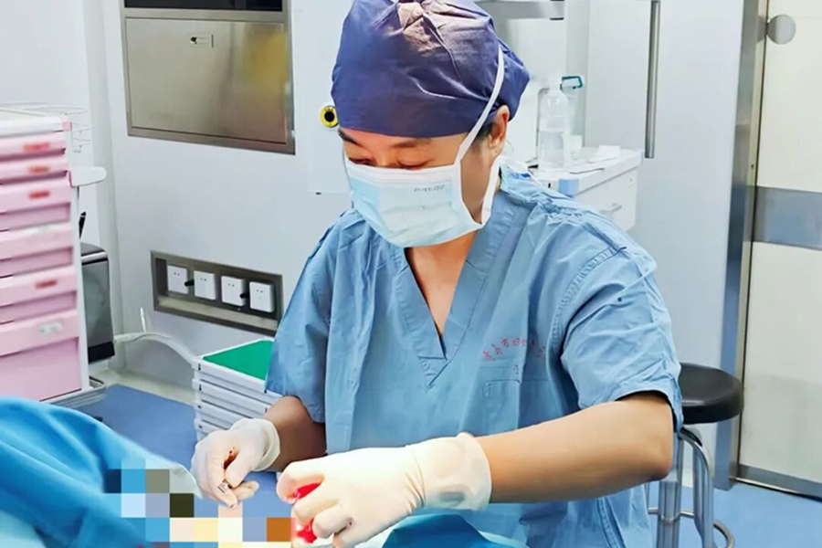 10年鼻翼“黑痣”竟是癌！根治术后，创新性耳软骨再造让鼻翼 “重生”