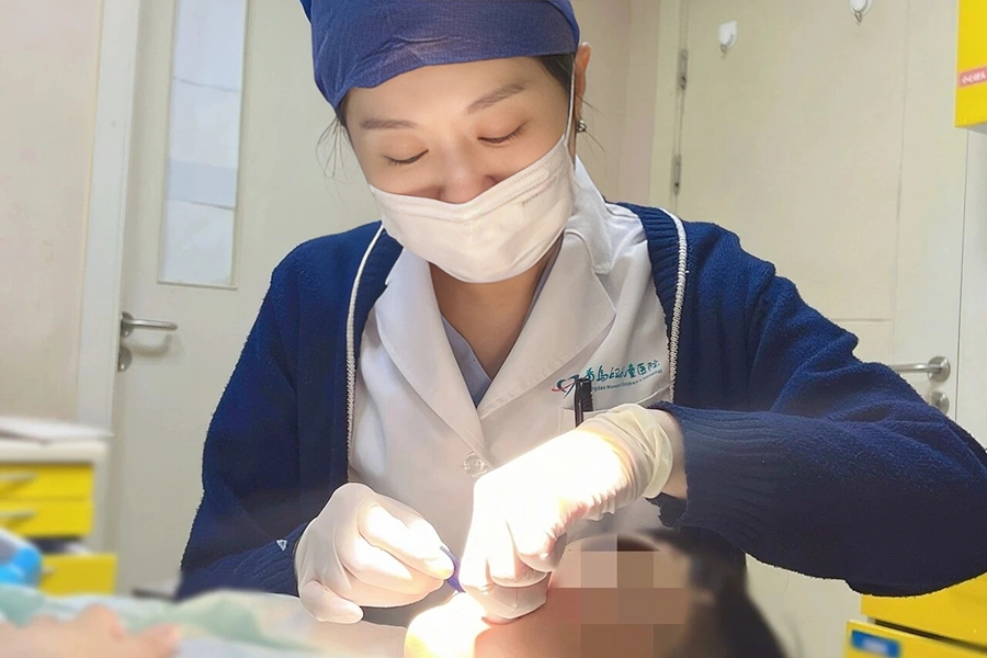 弹弹弹！弹坏 2 颗下前牙！家长速查，这些一沾就上瘾的小动作娃“中招”了吗？