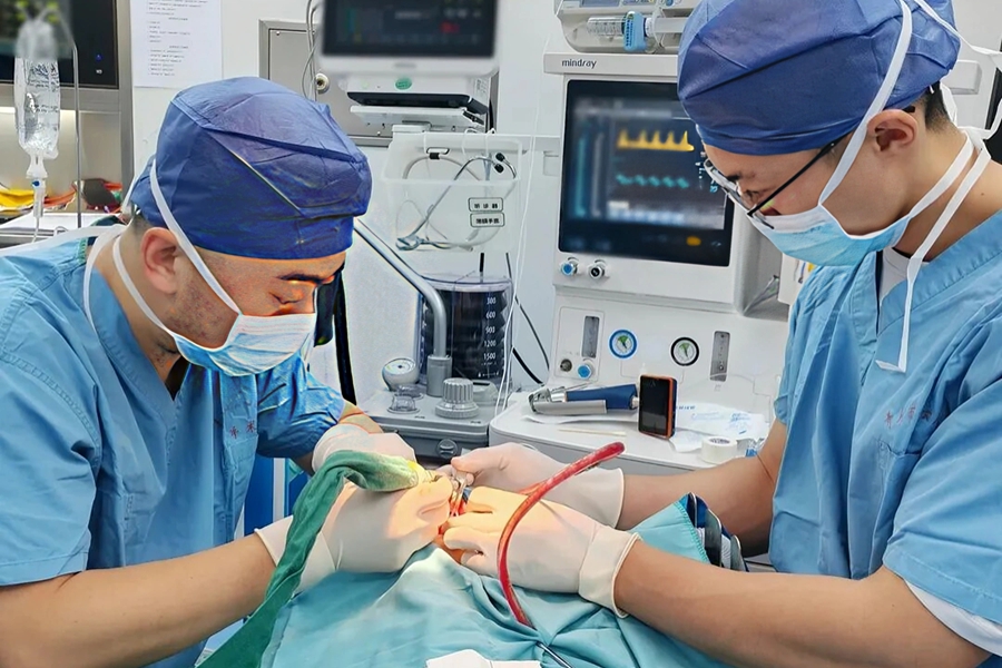 9岁了 “旧门牙” 咋还 “赖着不走”？3D数字化导板导航，精准定位拔除口腔里的“不速之客”