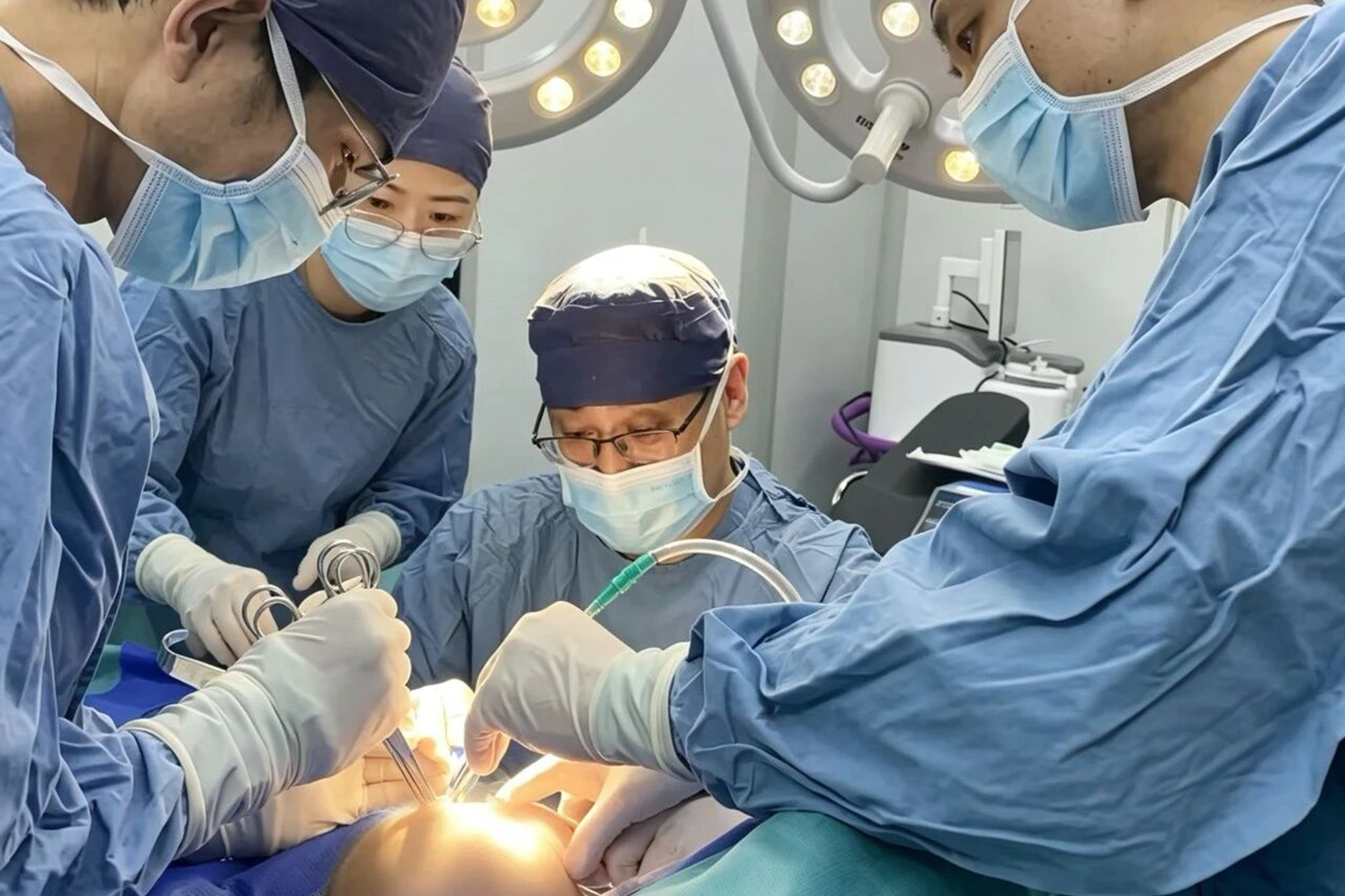 罕见！12岁女孩明显“大小胸”，一查竟长了10厘米巨大瘤！乳甲外科团队高超手术“无痕”切除