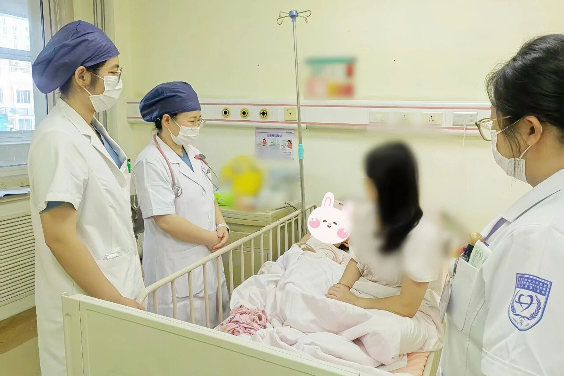 【医者·温度之上】我只会说“蟹蟹姨姨”，喂你吃饼饼，就是我对你们的谢谢……